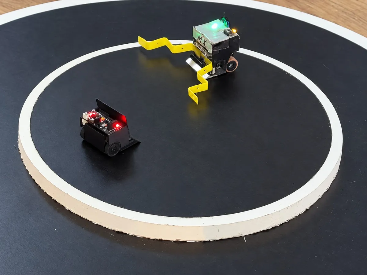 Two AR-UPIITA competition robots facing off inside a sumo ring